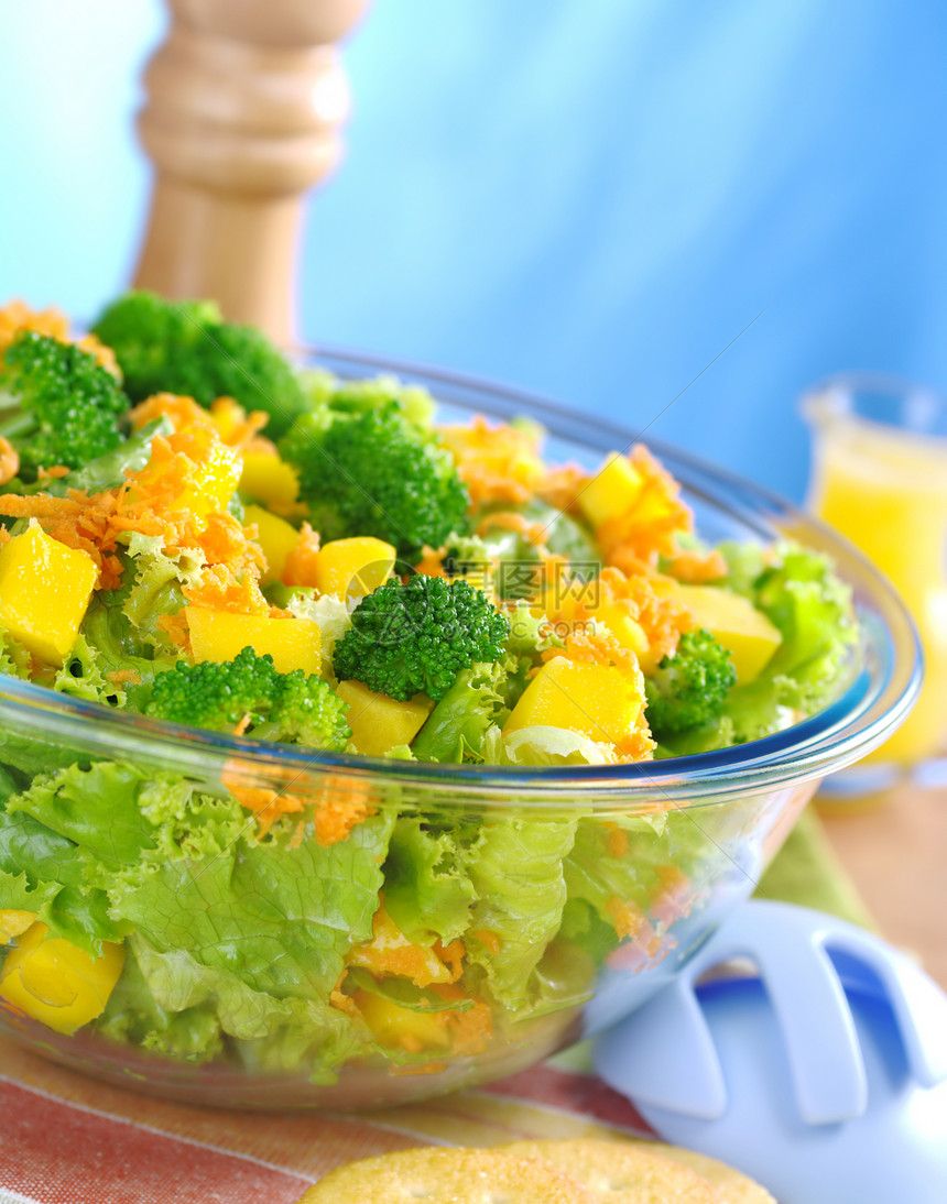 红花芒果卡罗特白菜沙拉水果照片塑料蔬菜黄色玻璃橙子敷料蓝色食物图片