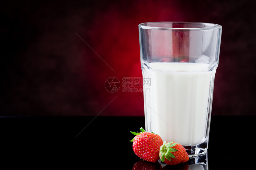 牛奶和浆果美食森林白色水果乳制品奶油状乳糖红色奶油玻璃图片