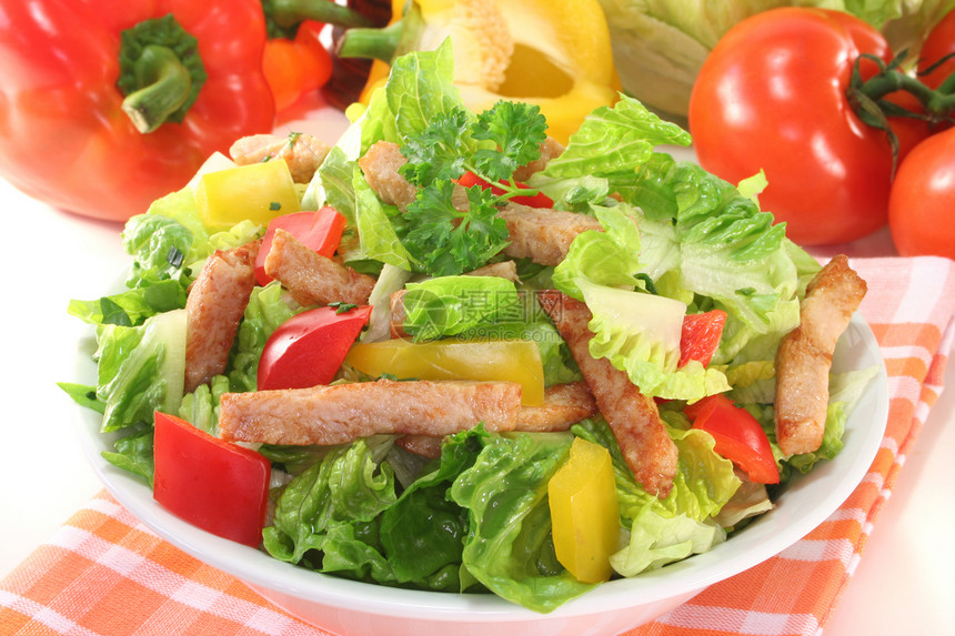 混合沙拉加火鸡条草药食物沙拉酱黄色油炸红色绿色维生素沙拉蔬菜图片