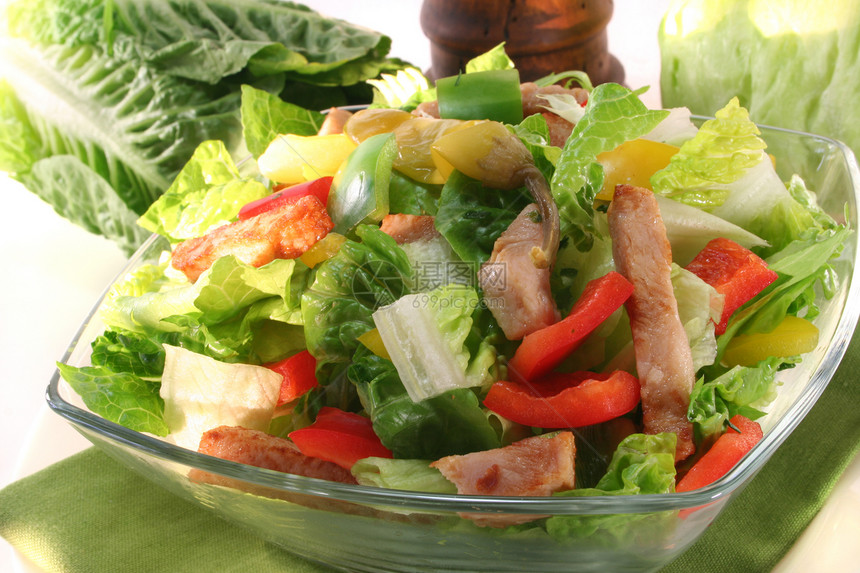 混合沙拉加火鸡条油炸火鸡蔬菜食物维生素黄色红色沙拉盘子胡椒图片