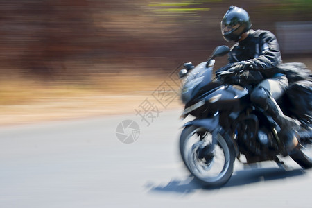 快速印度骑摩托车的人抓住我 如果你可以的话背景图片