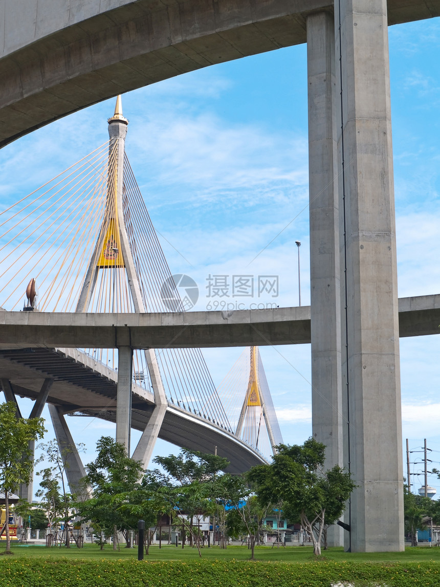 Bhumibol桥的一部分工程建筑戒指民众植物天空建筑学路口运输蓝色图片
