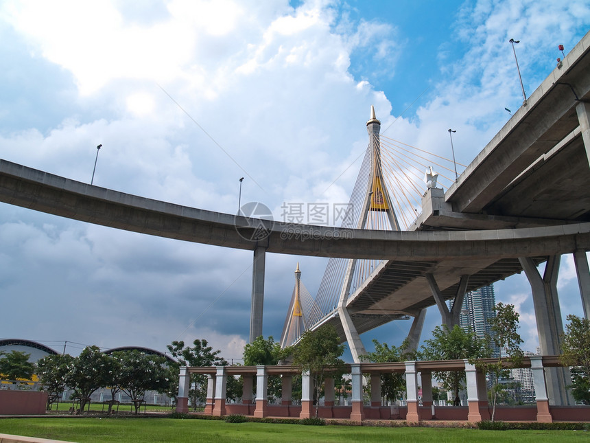 Bhumibol桥的一部分工程天空场景地标建筑学戒指草原草地蓝色植物图片
