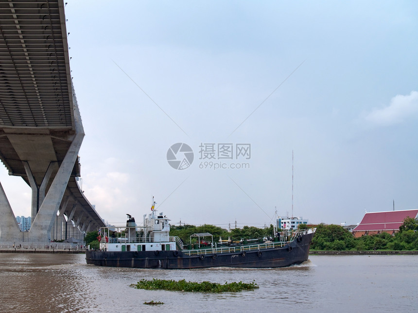 Bhumibol桥的一部分运输地标工程民众建筑戒指驳船场景天空风景图片