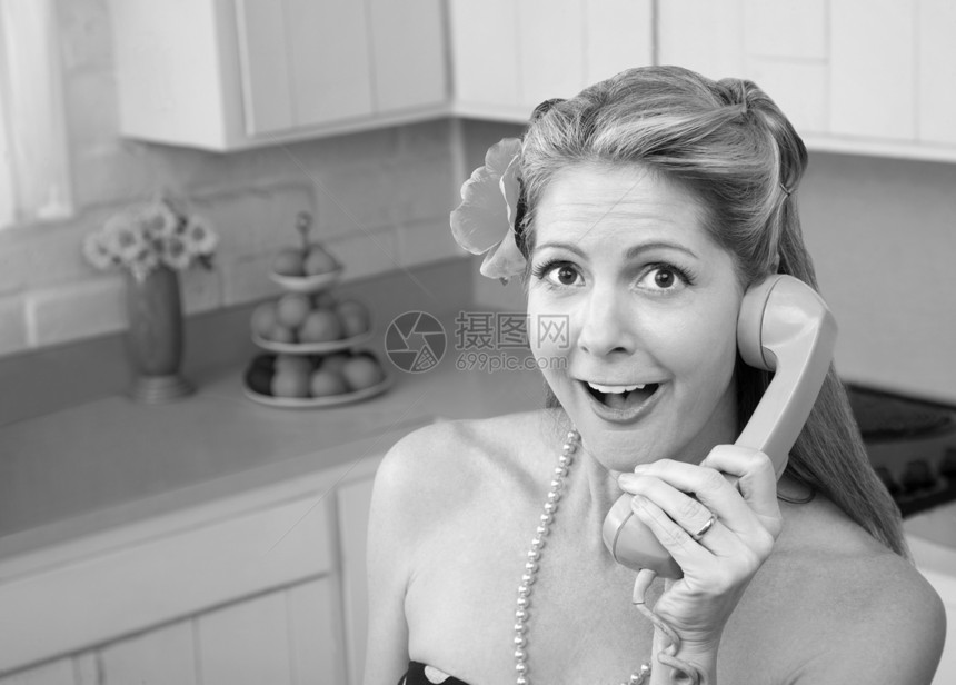 电话上惊讶女人服务中年托盘八卦惊喜项链喜悦讲话家庭柜台图片