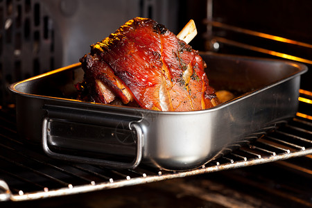 肉关节烤箱中猪肉的一顿关节胡椒火炉木板蔬菜褐色食物烹饪棕色美味背景