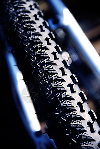 自行车轮胎街道轮缘管子牵引力车轮运动宏观橡皮运输黑色背景图片