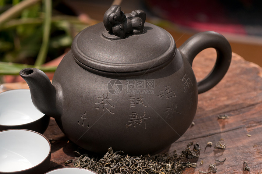 中国绿色茶壶和杯子传统陶器香气草本植物黏土文化液体植物竹子叶子图片