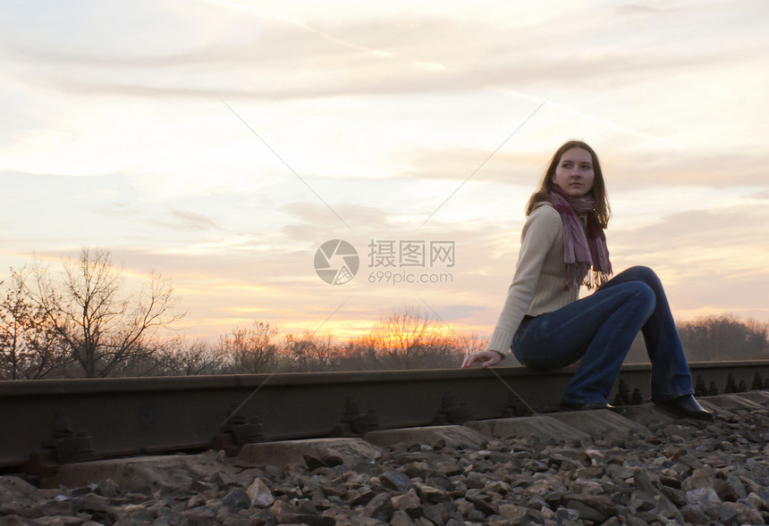 坐在铁路附近的女青少年女孩图片