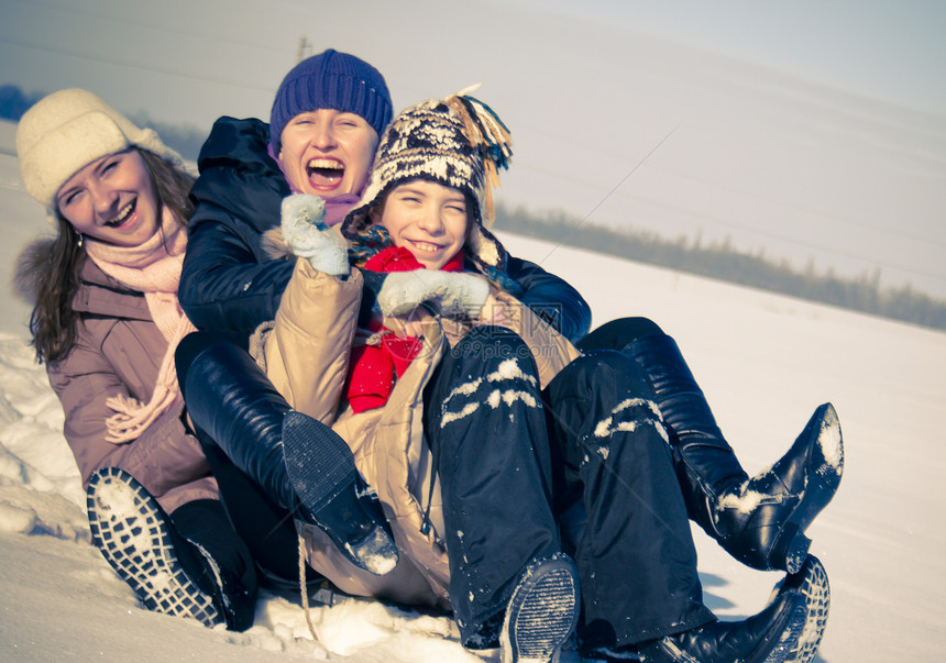 三个快乐的姐妹在冬天滑雪青少年下雪微笑幸福青春期友谊平底活动童年行动图片