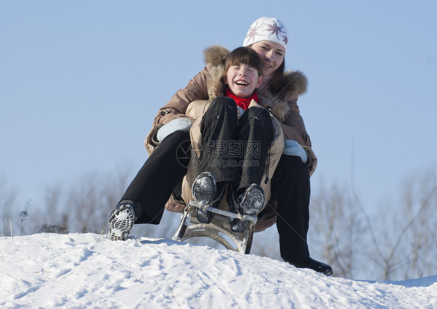 两个快乐的姐妹在冬天滑雪活动平底幸福享受游戏闲暇童年行动女孩们兄弟图片