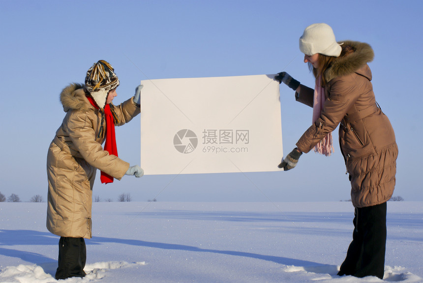 女孩在冬季雪田时张贴白海报场地蓝色女孩们女性孩子公告横幅青少年标语广告图片