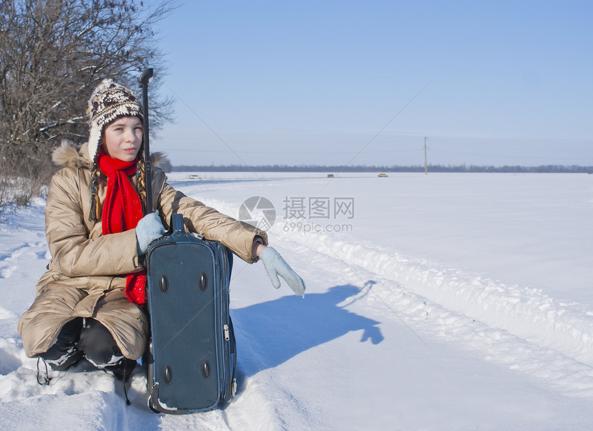 冬天带行李箱外户外的少女青少年白色女孩冒险悲伤孩子森林旅行人行道女性图片