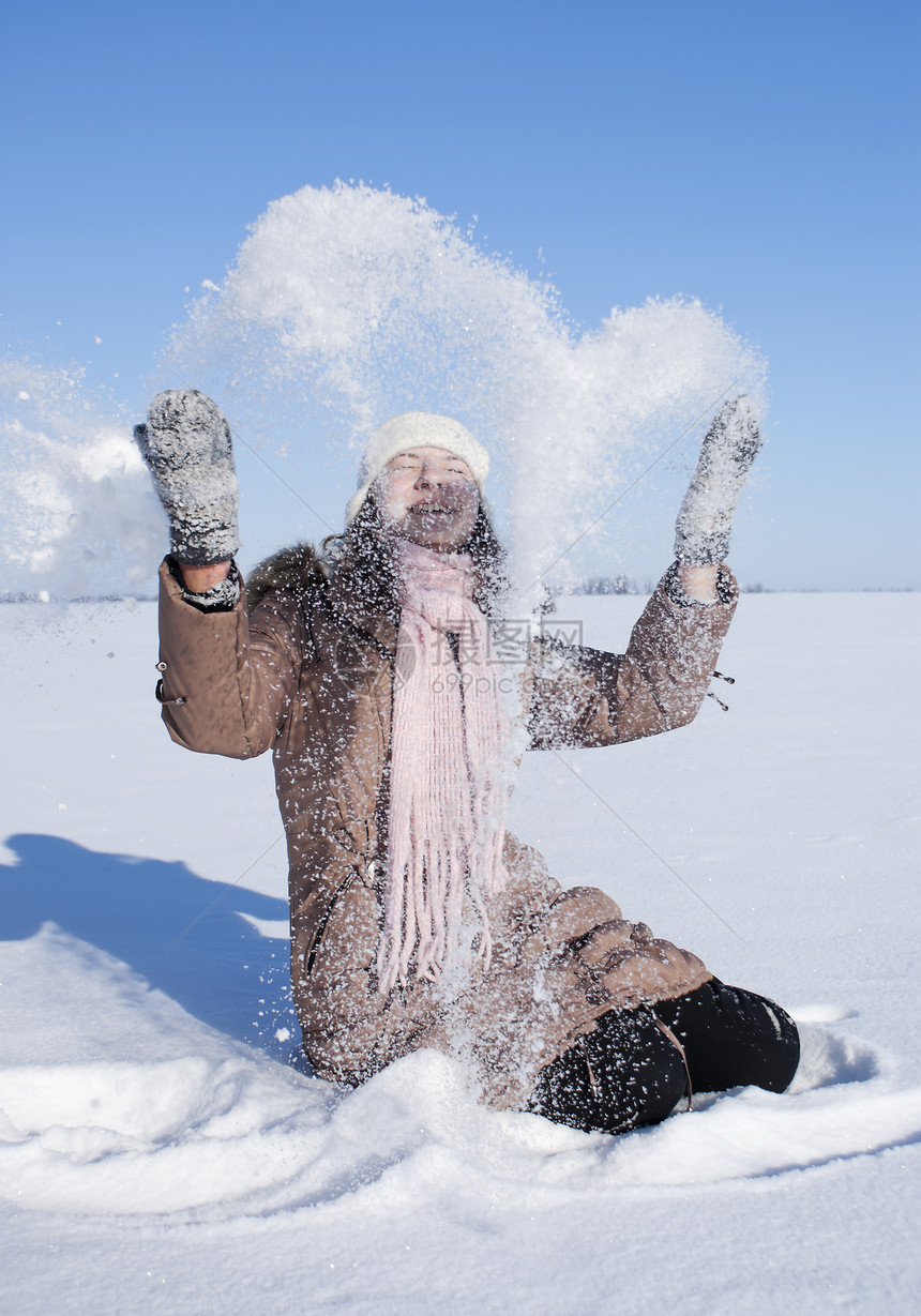 女孩玩雪的少女兜帽毛皮幸福女性青春期青年围巾青少年微笑帽子图片