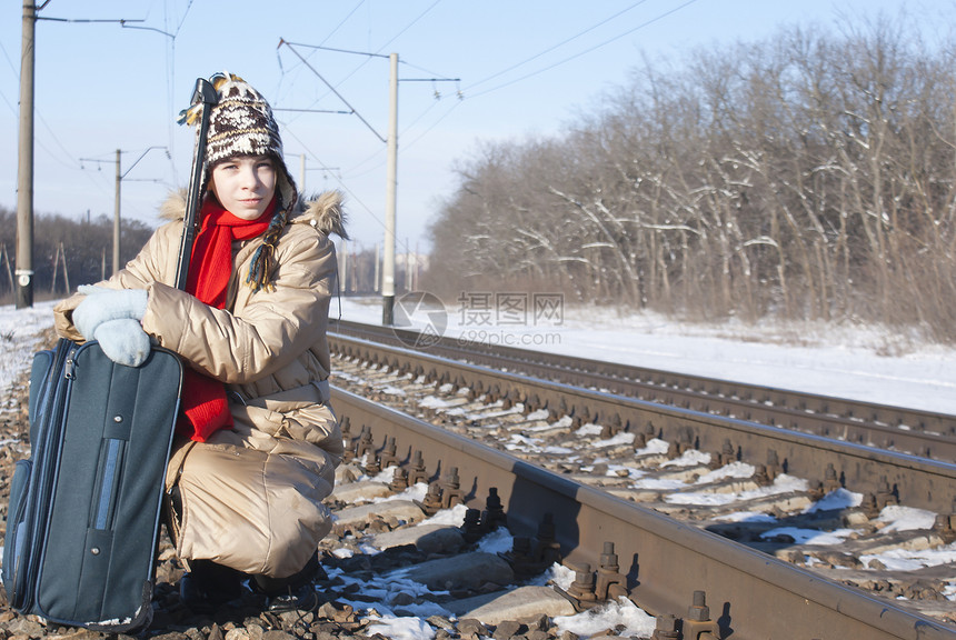 冬天在铁路附近带手提箱的女青少年女孩旅行冒险孩子乡村水平风险女性肩膀人行道白色图片