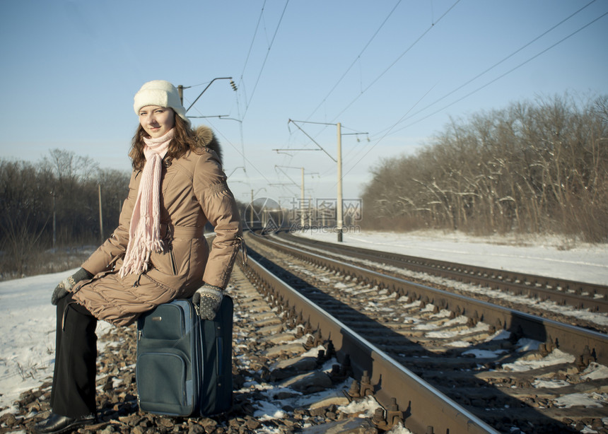 冬天在铁路附近带手提箱的女青少年女孩车道冒险肩膀孩子女性风险乡村白色悲伤孤独图片