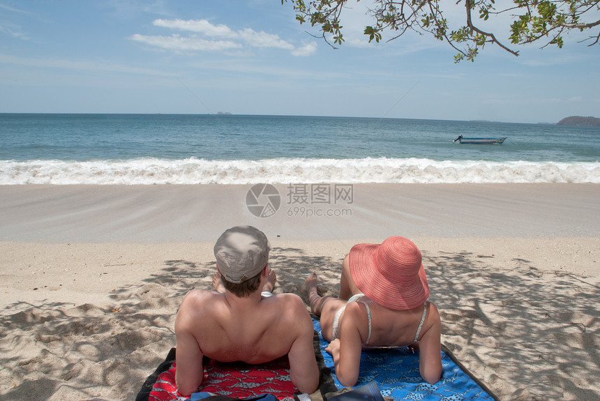 一对夫妇在哥斯达黎加的海滩上放松一下图片