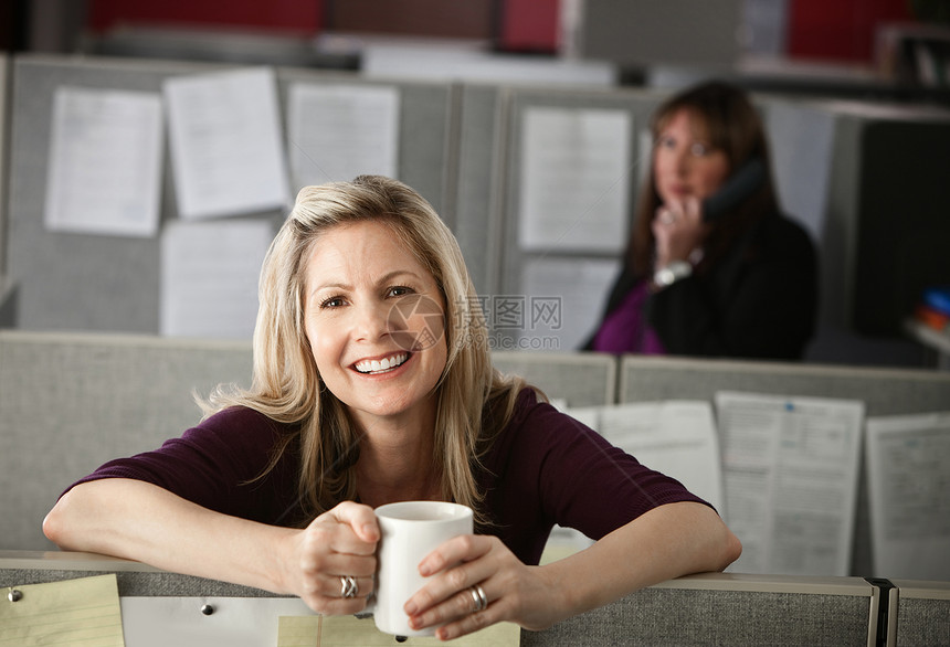 妇女享受咖啡中年工人员工人士时间商务白色管理人员工作商业图片