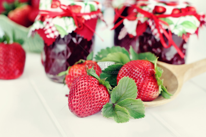 草莓和保留小吃丝带食物树叶勺子早餐静物甜点盖子水果图片