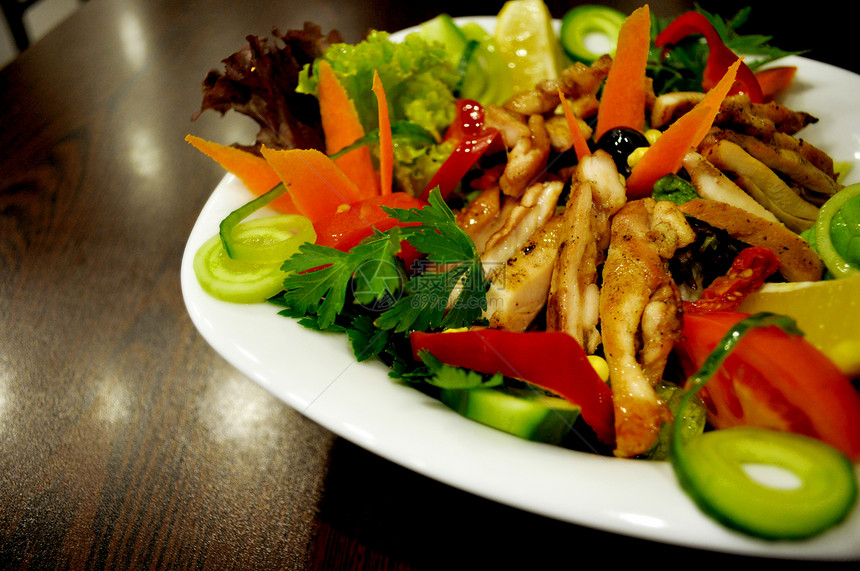 美味鸡肉沙拉戒指莴苣黄瓜胡椒盘子饮食午餐营养油炸萝卜图片
