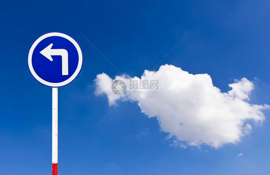 Curved 公路交通标志多云指导运输白色小路天空曲线冒险圆形街道图片