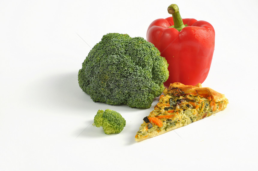 蔬菜派红色盘子绿色胡椒白色橙子糕点图片