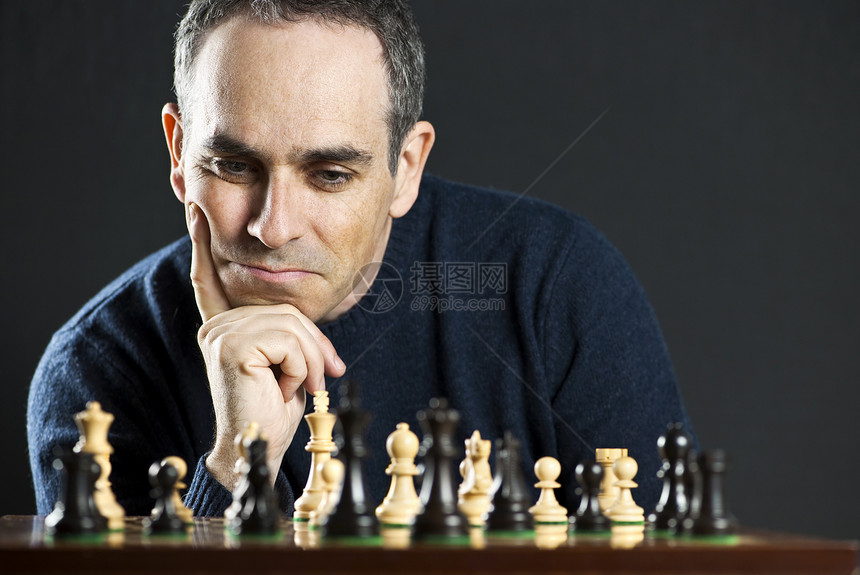 象棋板上的人挑战者男性沉思竞争者对手玩家成人棋盘木板国王图片