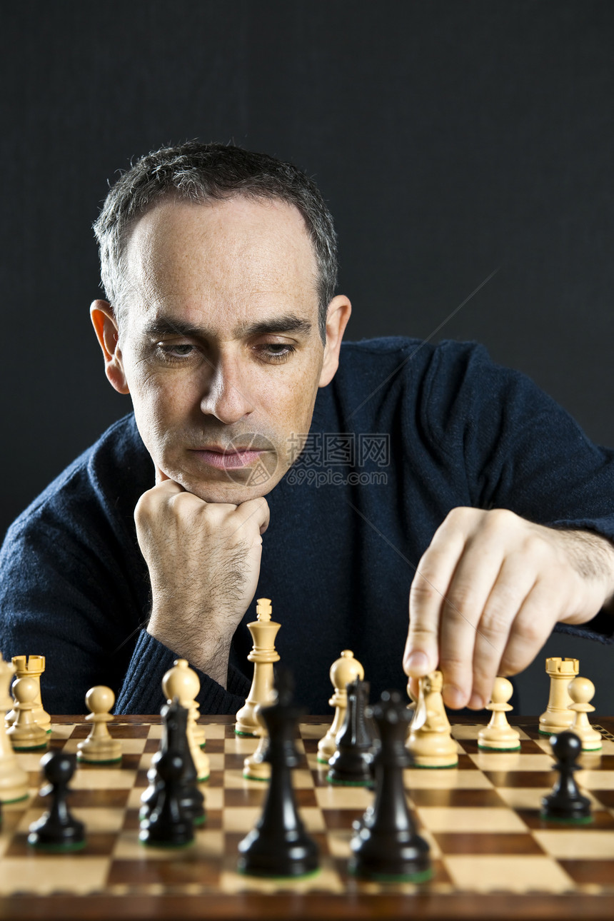 人下象棋男性乐趣挑战者中年棋盘思想家思维战略玩家沉思图片