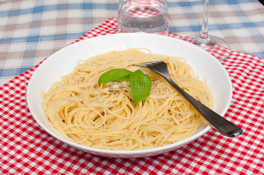 意大利面条食物草本植物厨房桌子营养烹饪美食盘子叶子饮食图片