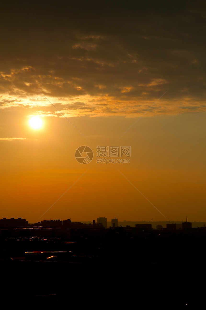 日落在城市上空场景地标市中心太阳橙子天空摩天大楼天际阳光中心图片