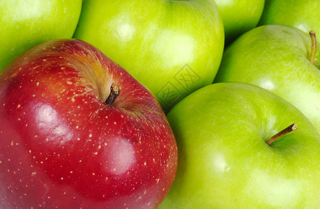 绿苹果中间的红苹果水果绿色水平食物杂货店背景图片