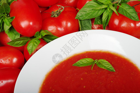 番茄汤红色叶子装饰食物绿色蔬菜香料白色水平盘子背景图片