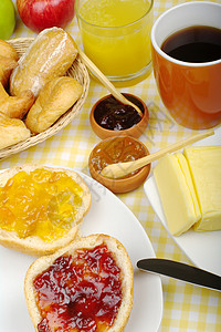 Jam早餐会面包黄油选择性检查篮子杯子焦点玻璃食物桌布背景