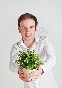 带植物的青年男子微笑白色快乐男性绿色成人植物群背景图片
