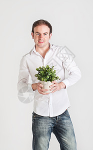 带植物的青年男子男性植物群白色绿色成人背景图片