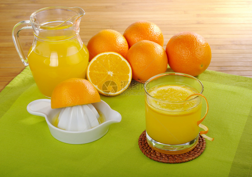 新鲜橙汁饮料果汁投手白色挤压器绿色水果早餐黄色水壶图片