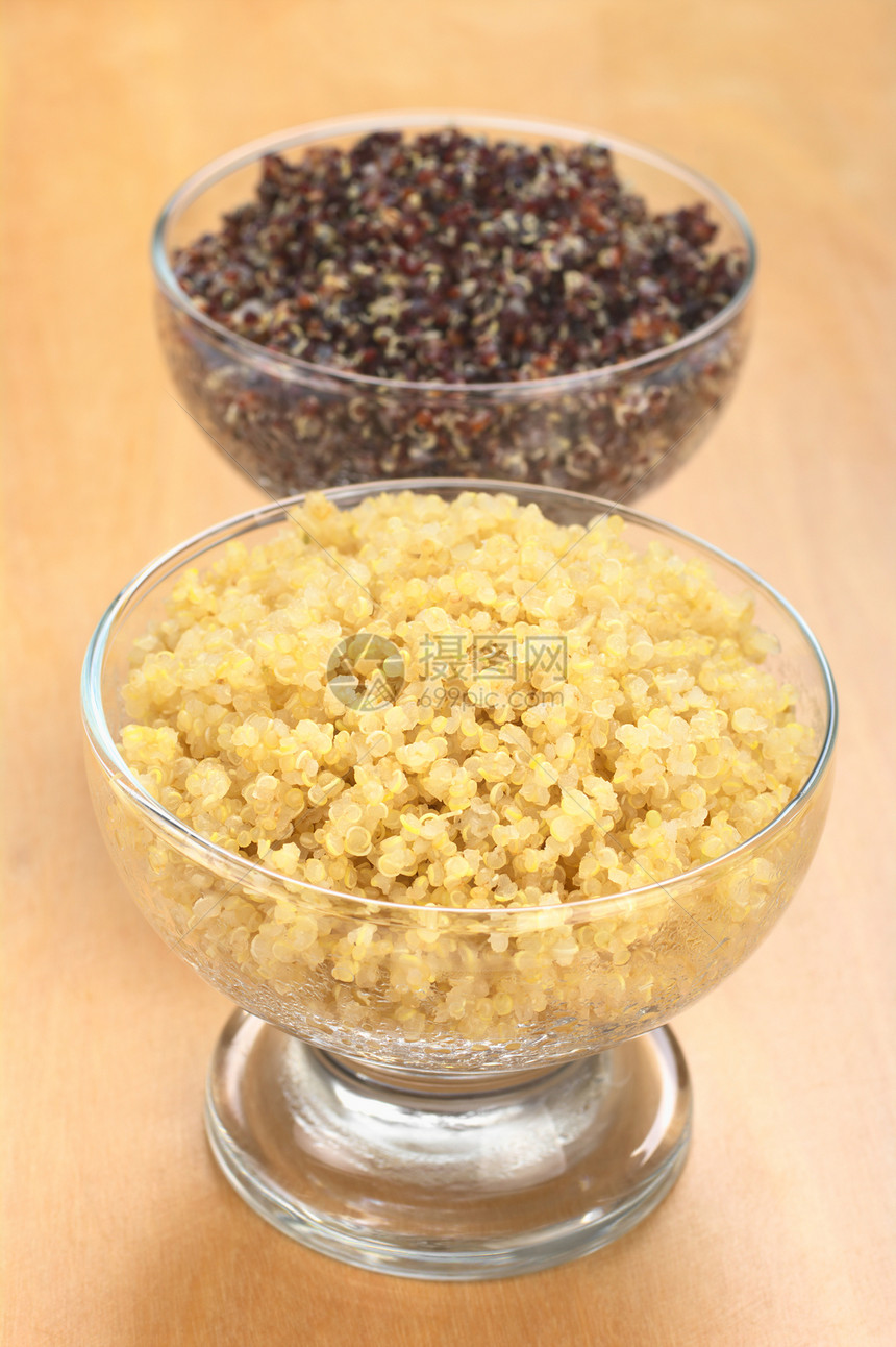 厨白和红昆诺阿营养食物照片种子玻璃粮食谷物图片