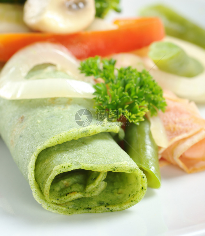 滚盘薄绿色煎饼盘子课程食物胡椒面团蔬菜洋葱草本植物香菜午餐图片