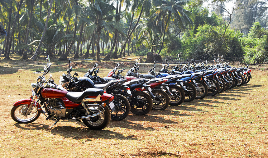 印度森林内定线的摩托车图片