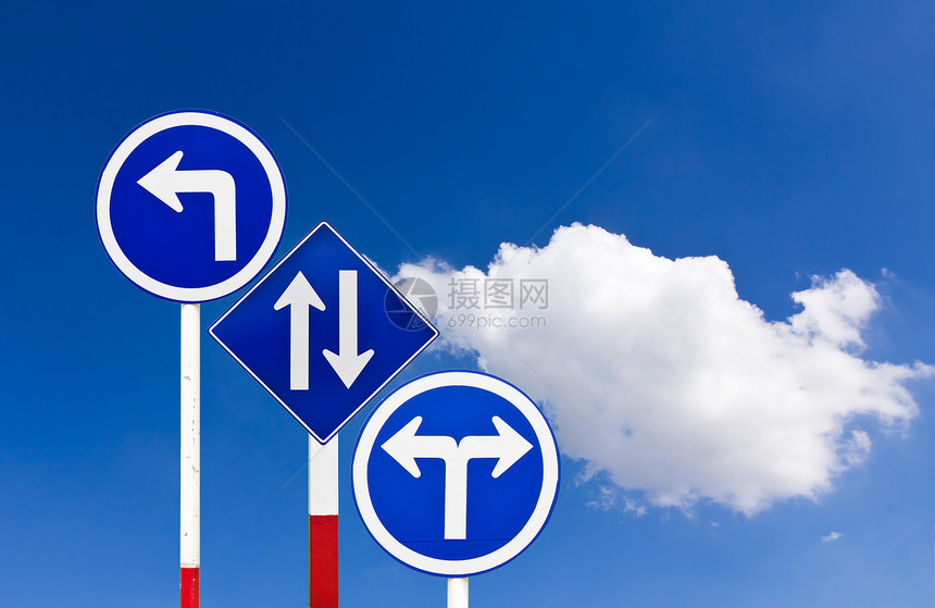 Curved 公路交通标志旅行指导警告小路路标街道车削曲线天空圆形图片