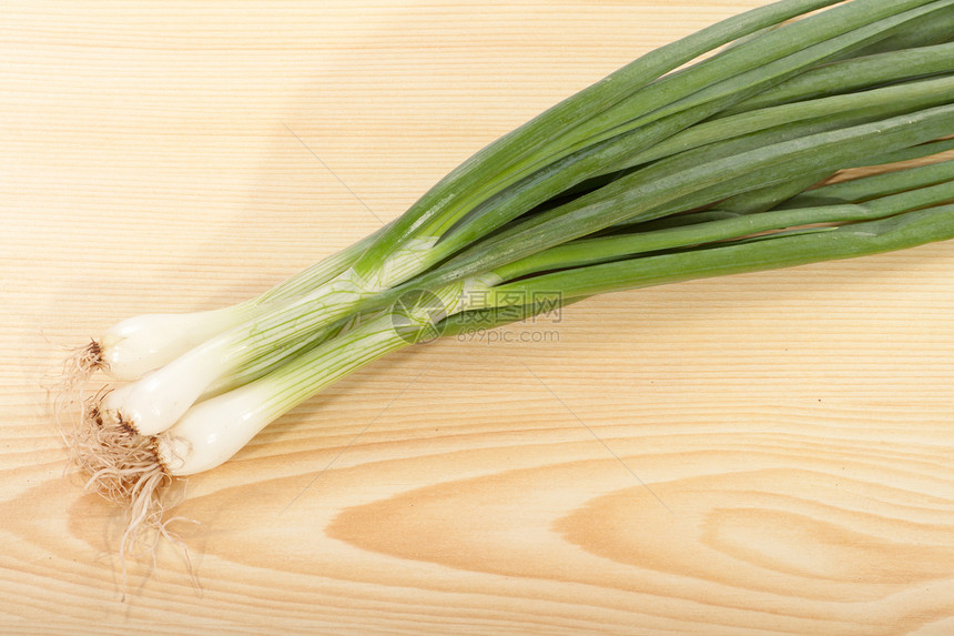 春天洋葱团洋葱韭菜蔬菜木头食品桌子植物白色绿色图片