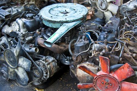旧汽车零件垃圾场回收废料工业垃圾金属丢弃腐蚀背景图片