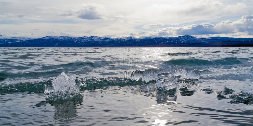 加拿大育空地区拉贝格湖的冰裂地平线天空水晶标签闪光破冰床单冷冻波浪冻结图片
