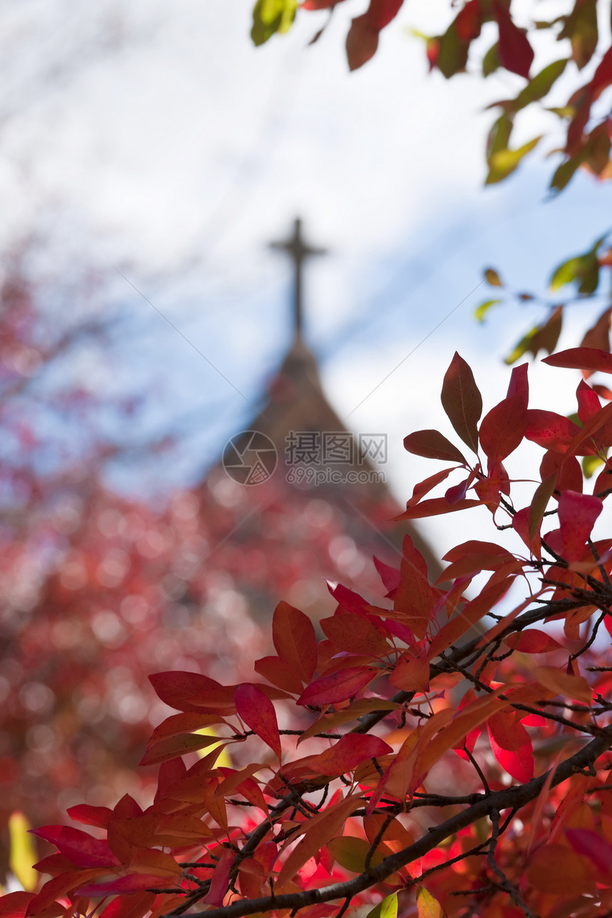 横穿红秋叶树叶红色教堂照片宗教季节图片