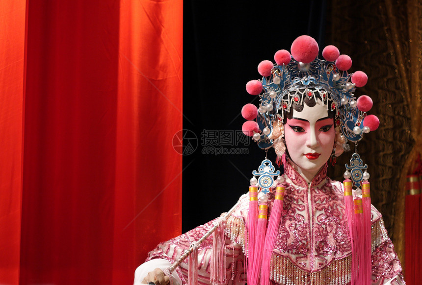 中文歌剧木偶和红布作为文字空间 是一个玩具 不是节日男人戏剧传统剧院唱歌女士窗帘展示艺术图片