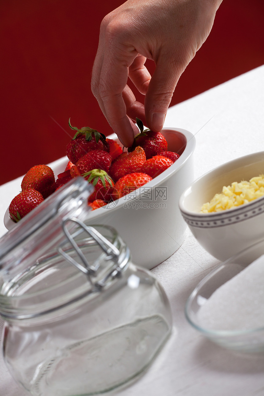 胡巴和草莓果酱成分蔬菜浆果烹饪水果绿色营养食物玻璃桌子红色图片