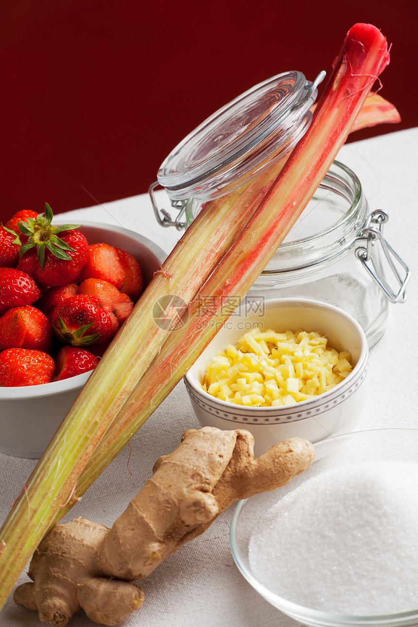 胡巴和草莓果酱成分蔬菜食物瓶子水果绿色红色玻璃甜点桌子营养图片