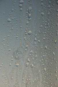 窗口的凝聚水滴湿度水样纹理墙纸雨量眼镜天气窗户天空背景图片