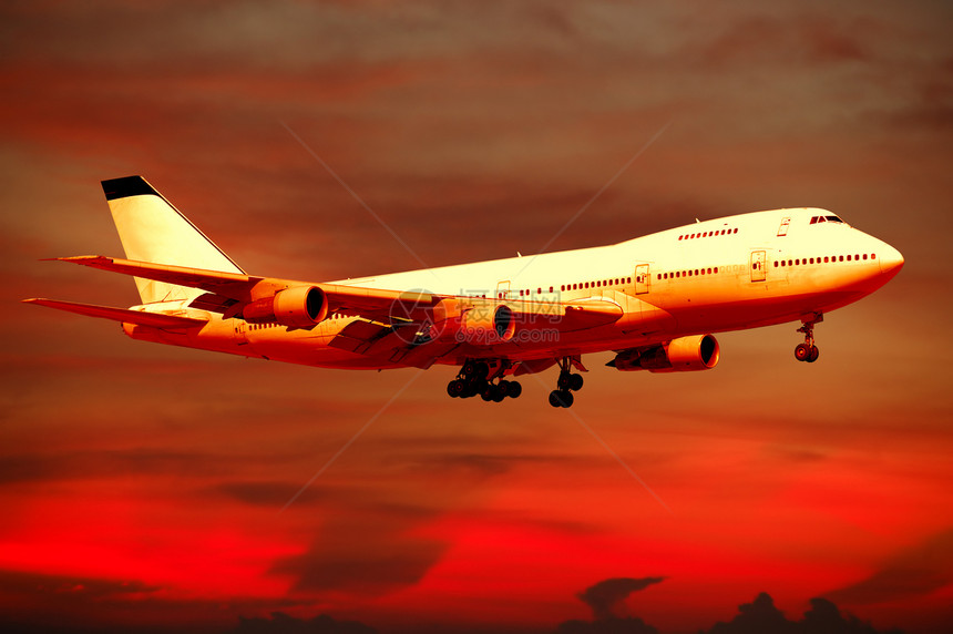 空中旅行     飞机和日落土地假期货物客机日出旅游运输交通太阳喷射图片