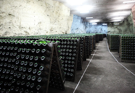 阿尔捷莫夫斯克在80米深处的工厂 香槟切拉机仓库地区瓶子制造业红色地窖商业眼镜酒精建筑背景